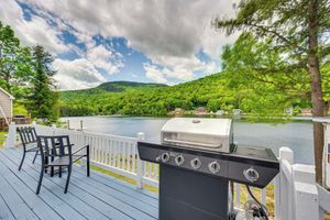 Alquiler Vacacional - Peaceful Stark Cottage w/ Deck on South Ponds!