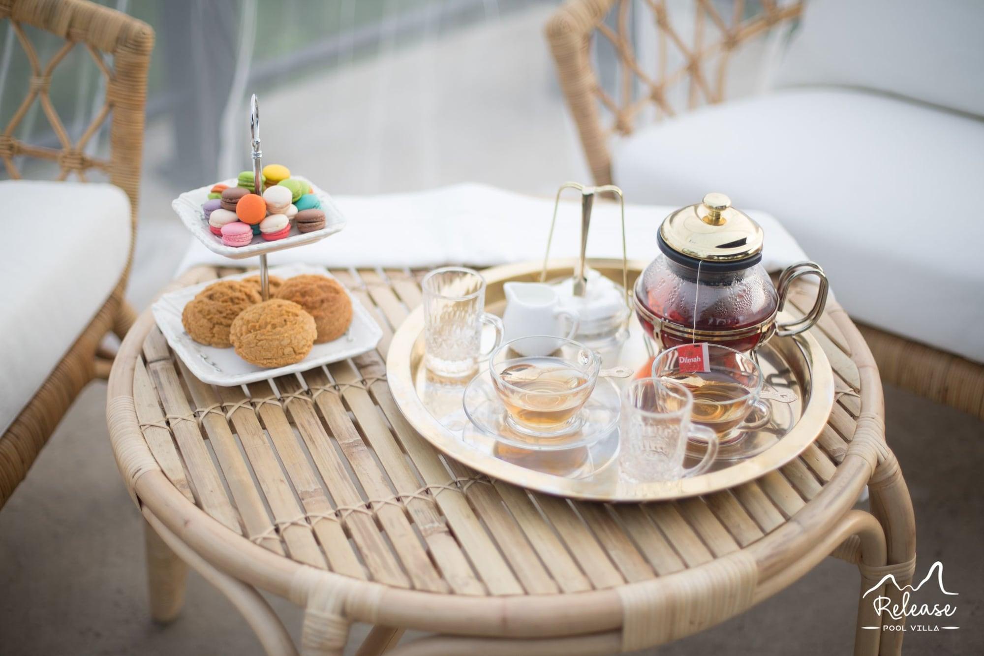 Bar/Salón Release Pool Villa Resort