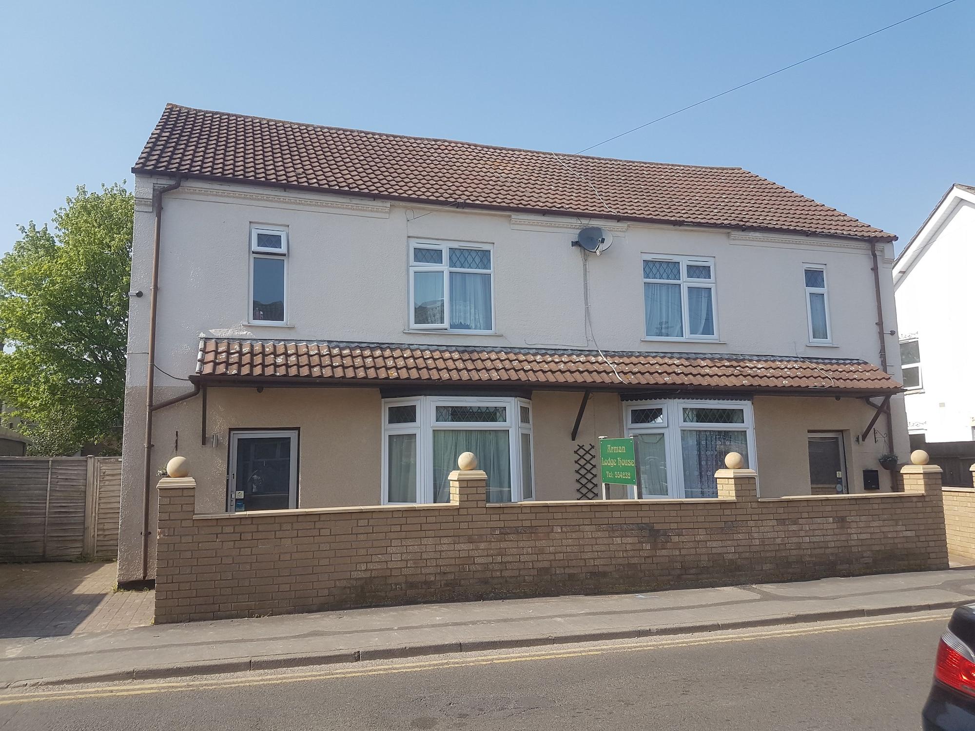 Vista Exterior Arman Lodge House