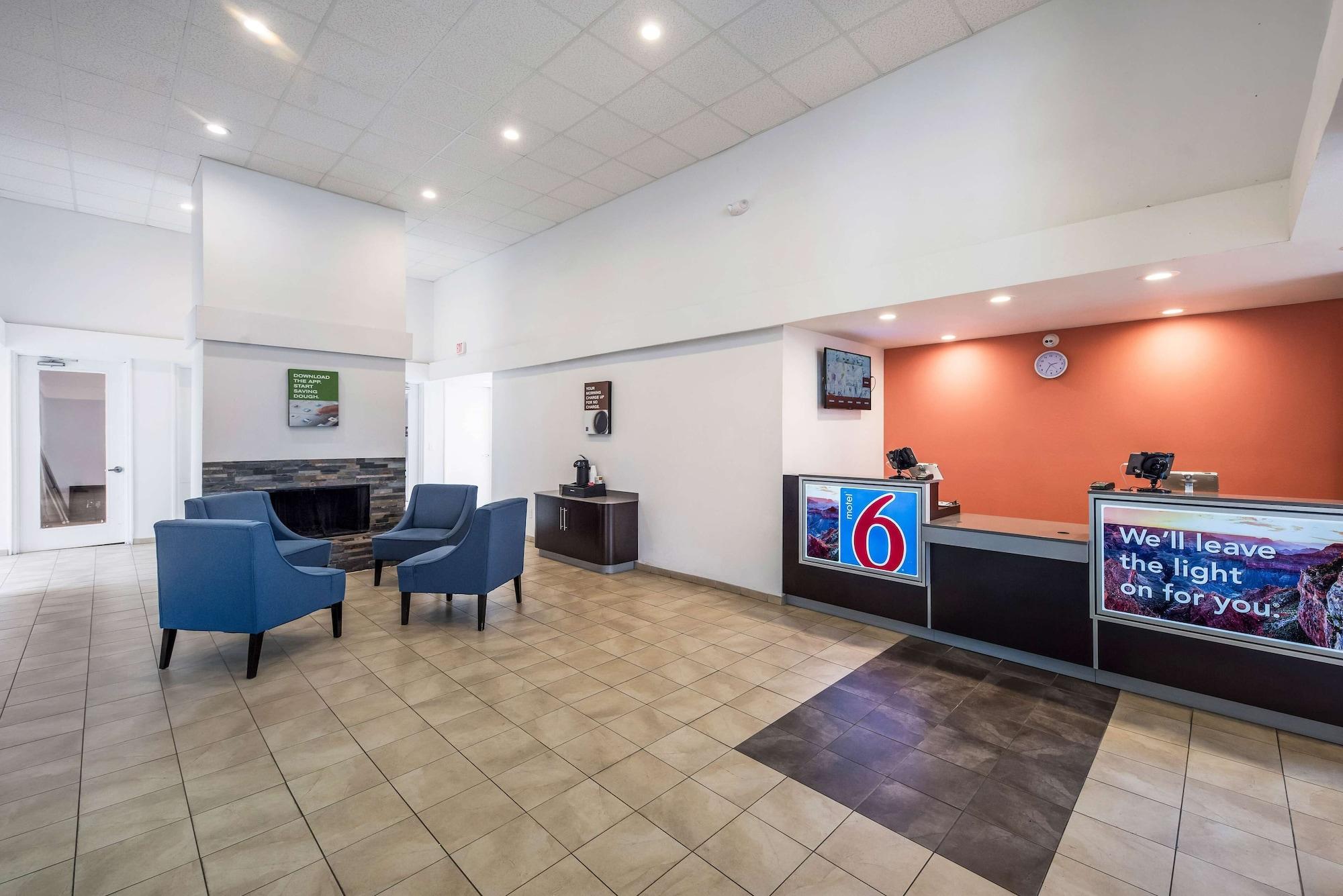 Vista Lobby Studio 6 Irving, TX - Irving DFW Airport East