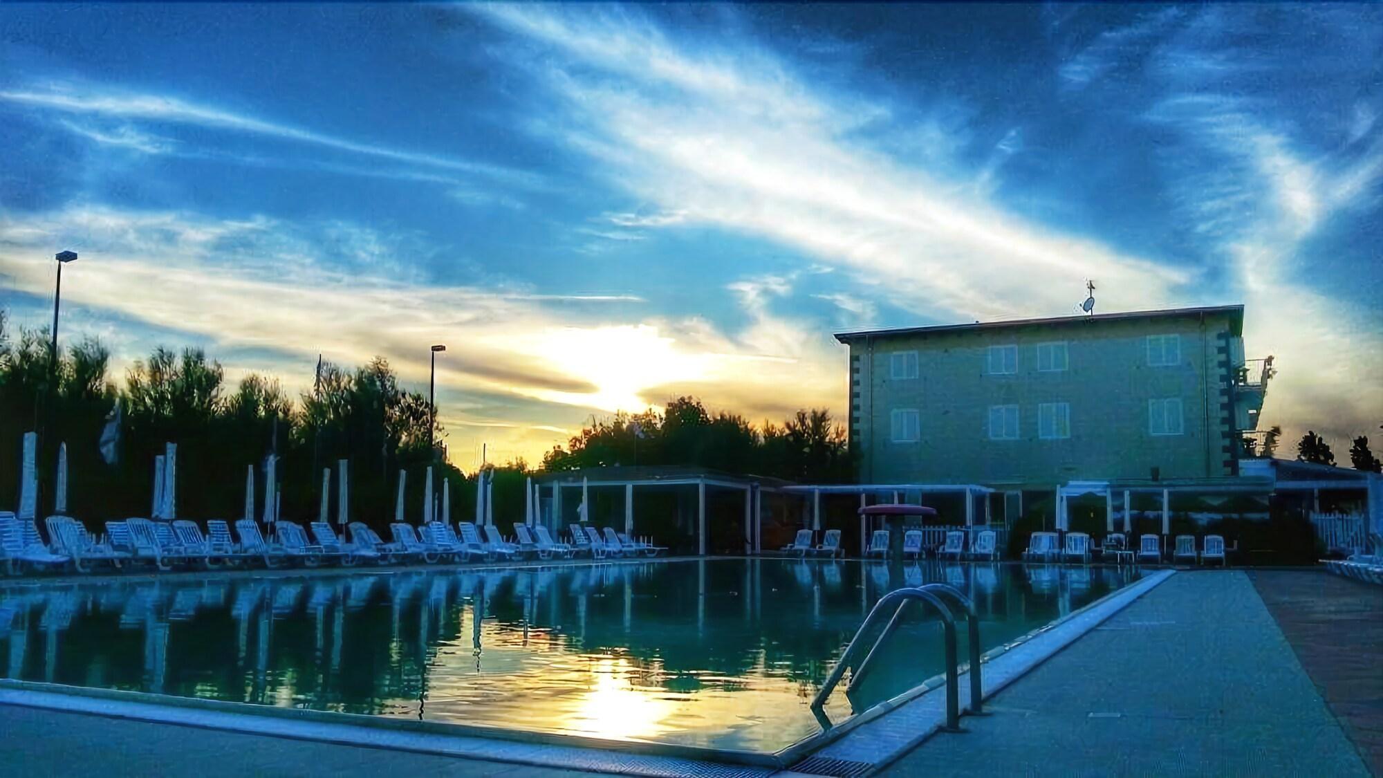 Vista Exterior Quadrifoglio Village