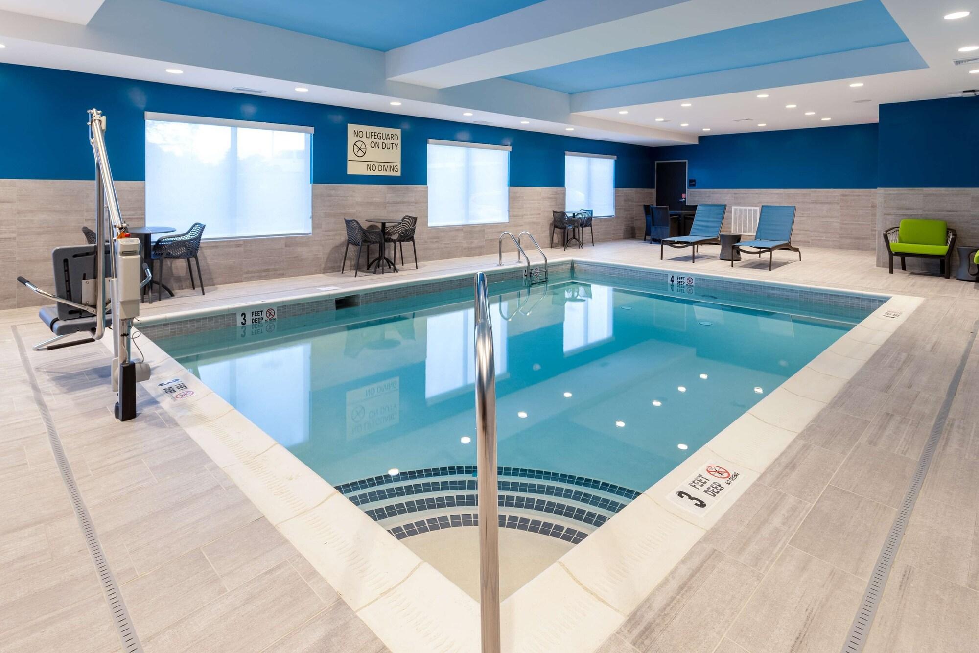 Vista Piscina Hampton Inn Monticello