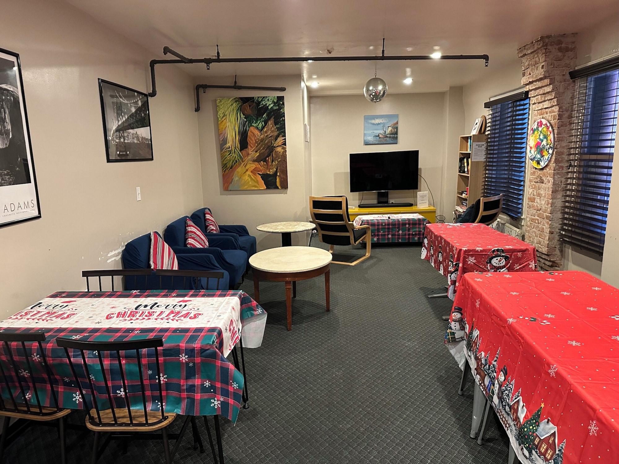 Bar/Salón Orange Village Hostel