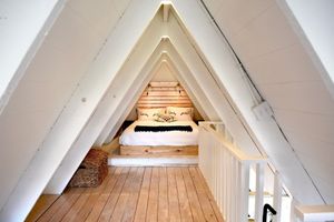 Alquiler Vacacional - Cozy A-frame cabin 1/2 block from the gorgeous Sylvan Lake beach, parks & pubs