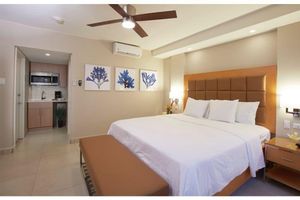 Alquiler Vacacional - Modern elegant luxury - living area, dining room + private deck overlooking pool