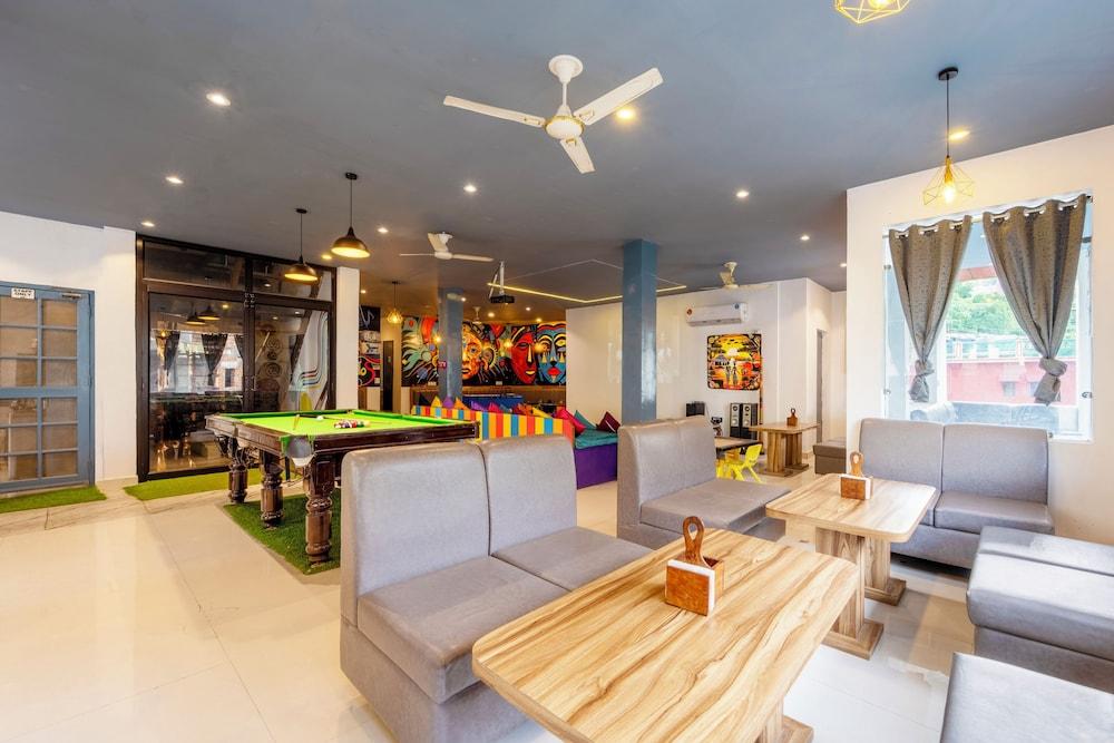 Instalaciones Recreativas Treebo AK Residency