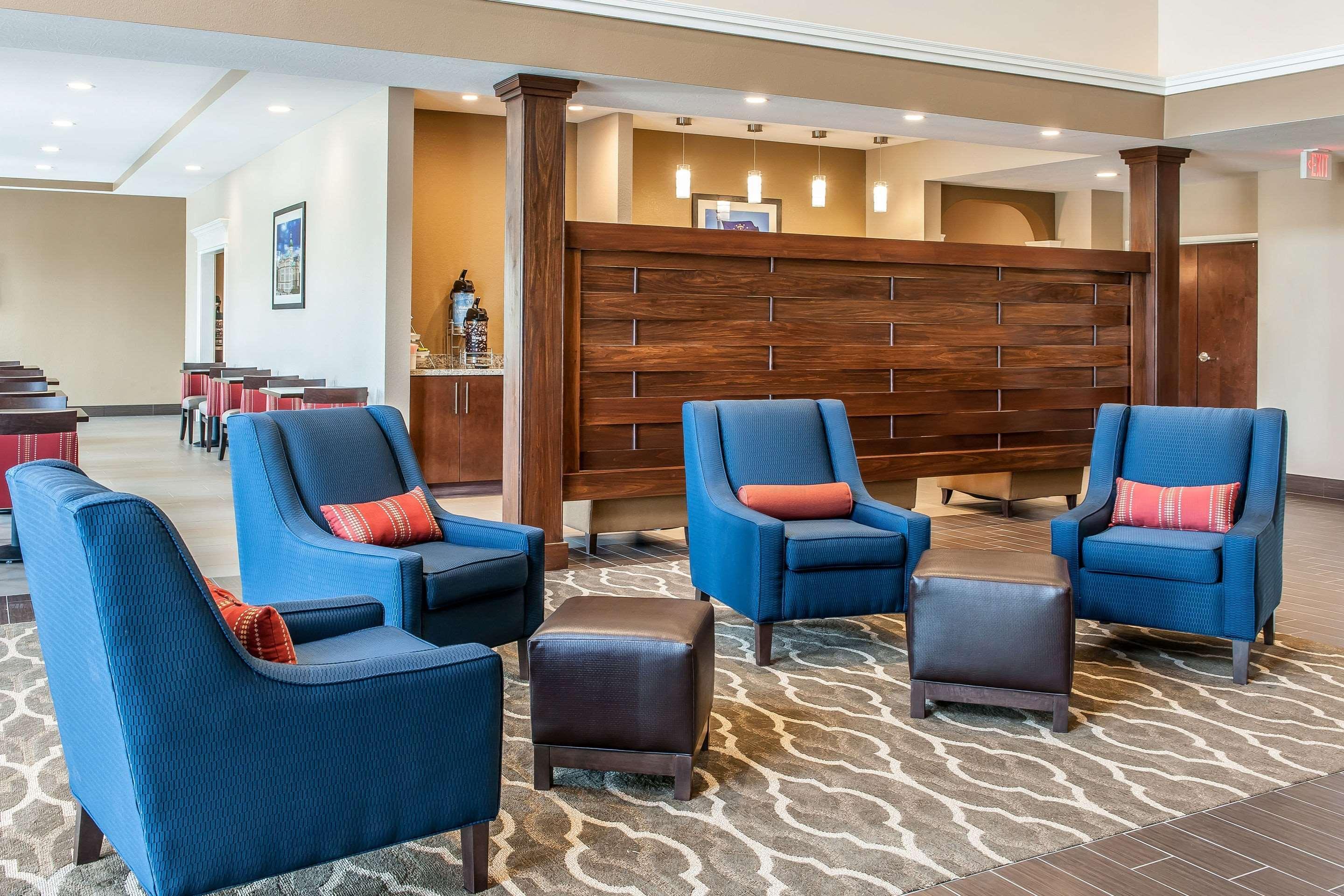 Vista Lobby Comfort Suites Rensselaer near Fair Oaks