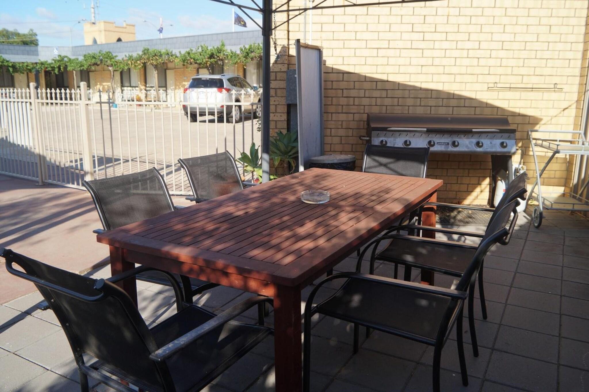 Varios Bell Tower Motor Inn