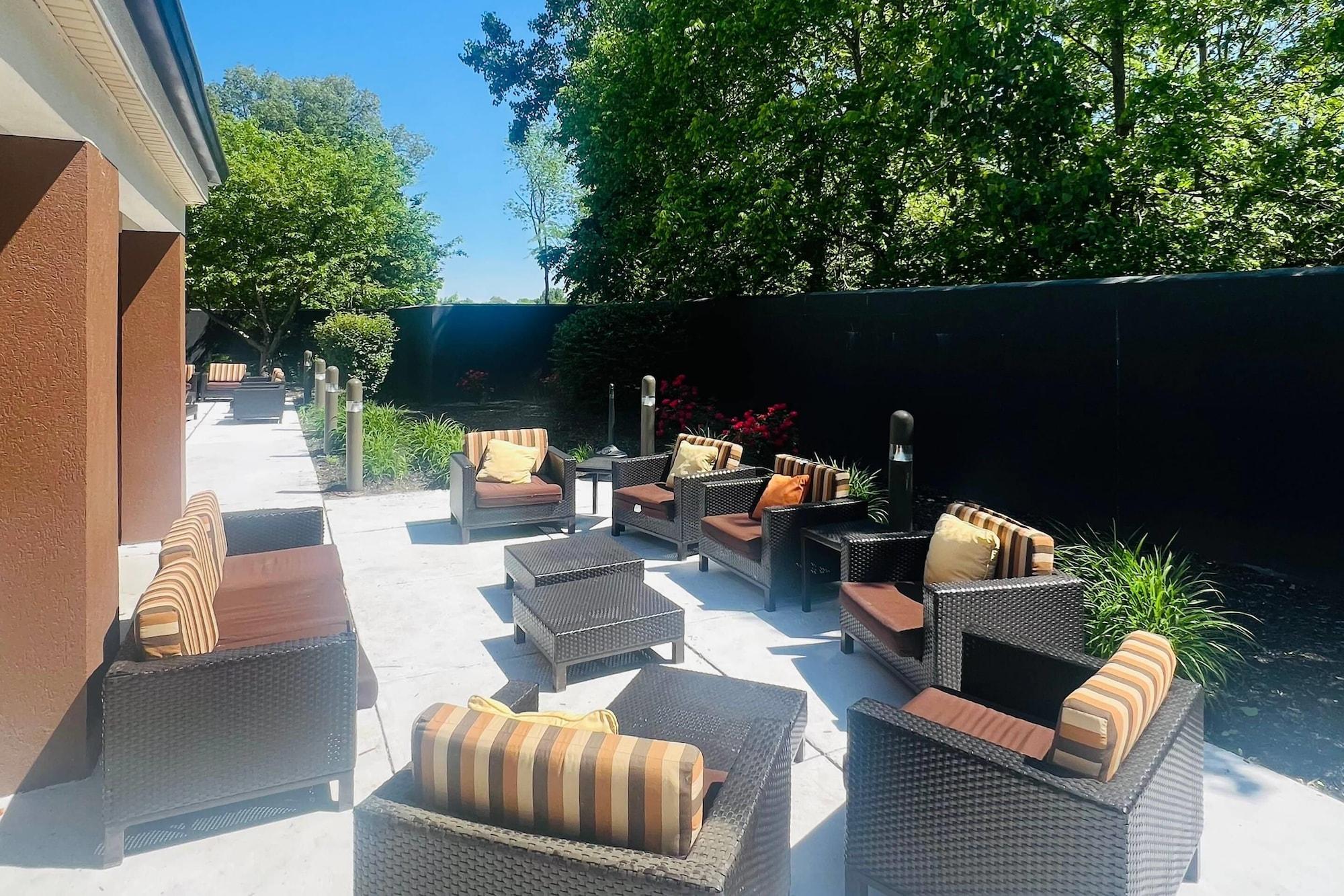 Vista Exterior Country Inn & Suites by Radisson, Columbus-Edinburgh