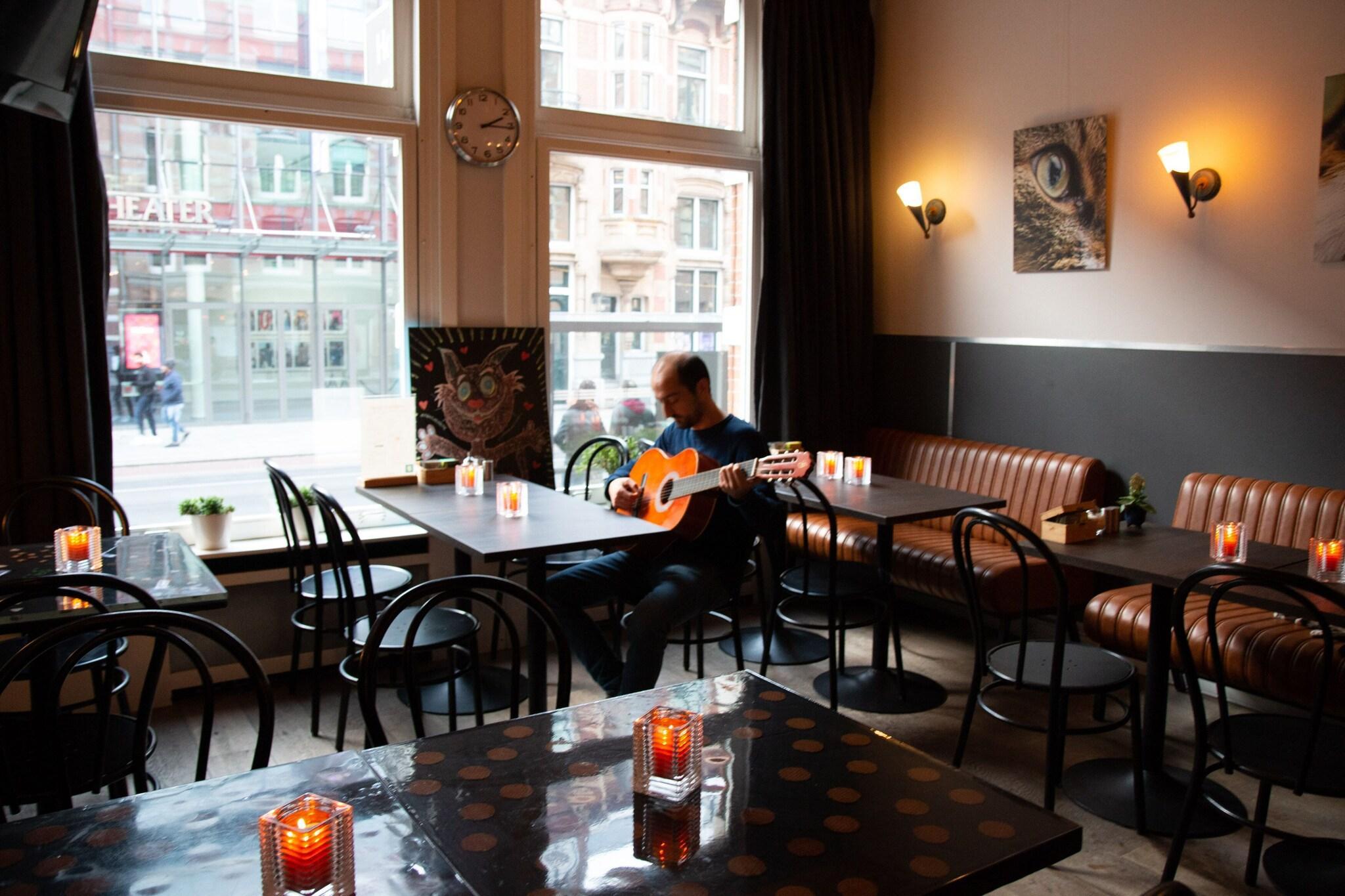 Vista Lobby La Boheme