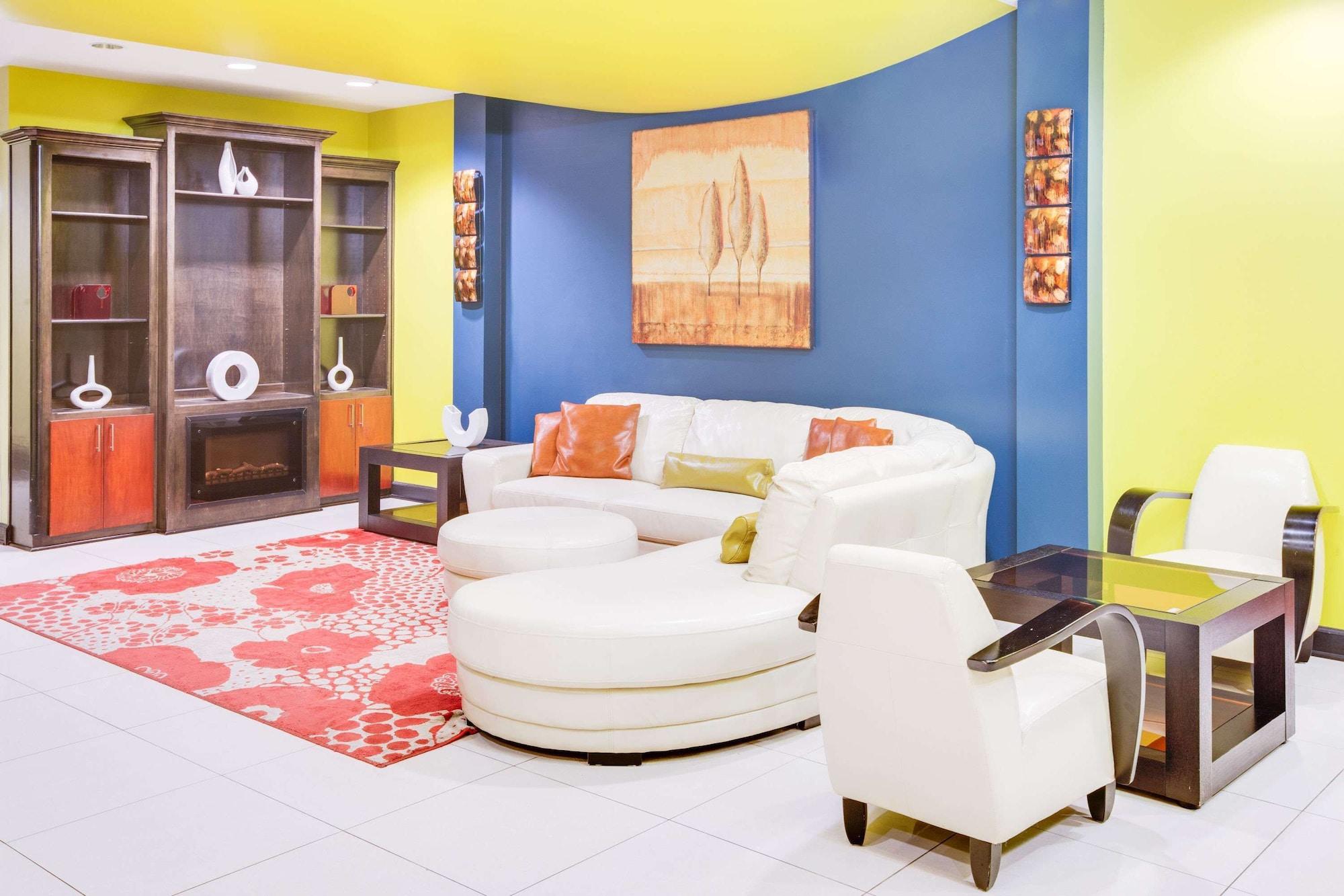 Vista Lobby Days Inn & Suites by Wyndham Russellville