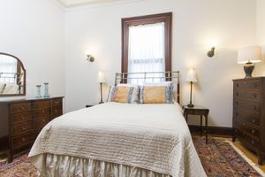 Alquiler Vacacional - Charming apartment with 12 foot ceilings, fireplaces, and lots of sunshine.