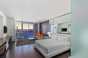Alojamiento - Beautiful Studio, Stunning Views Balcony Access