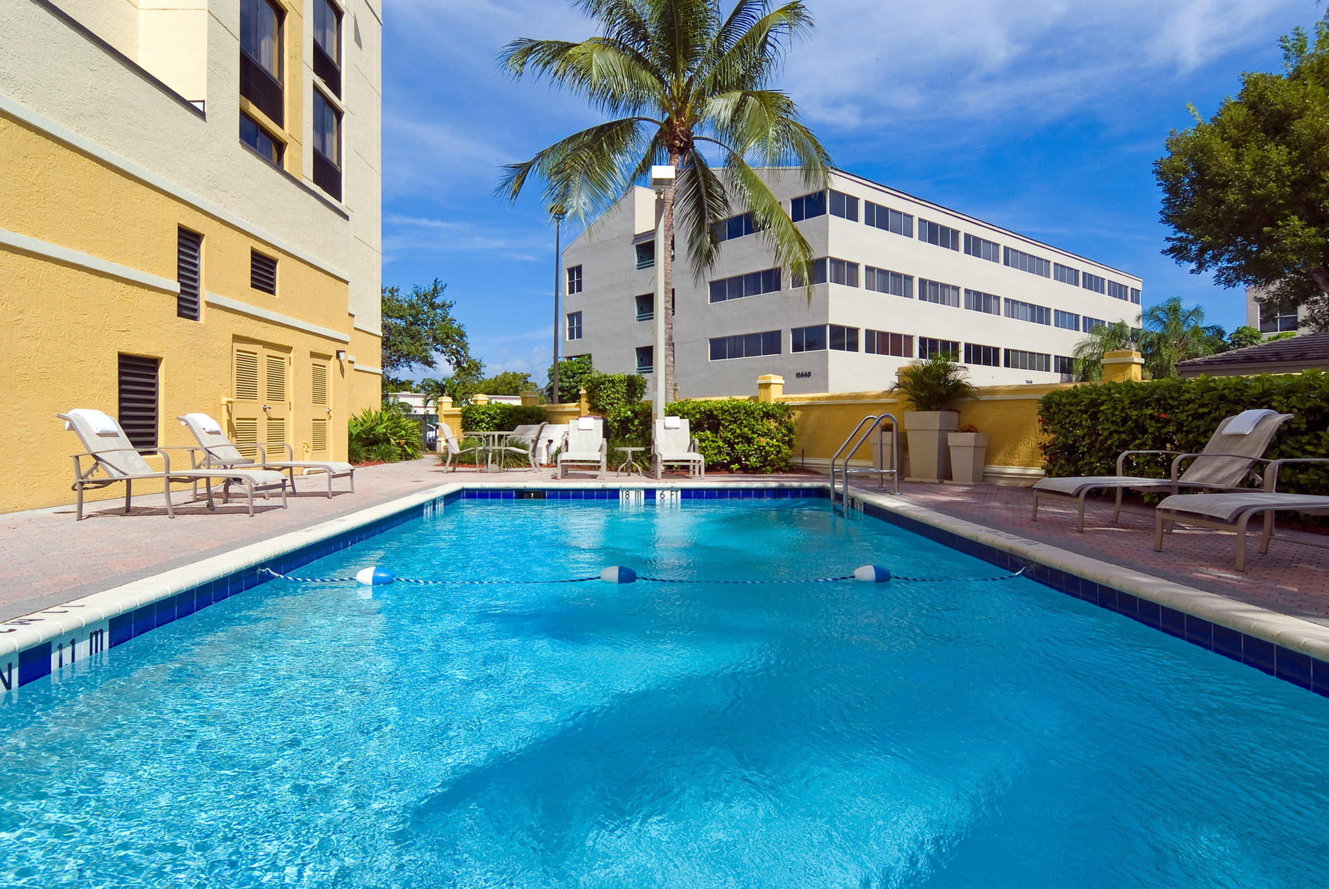 Vista Piscina Holiday Inn Express & Suites Kendall East Miami by IHG