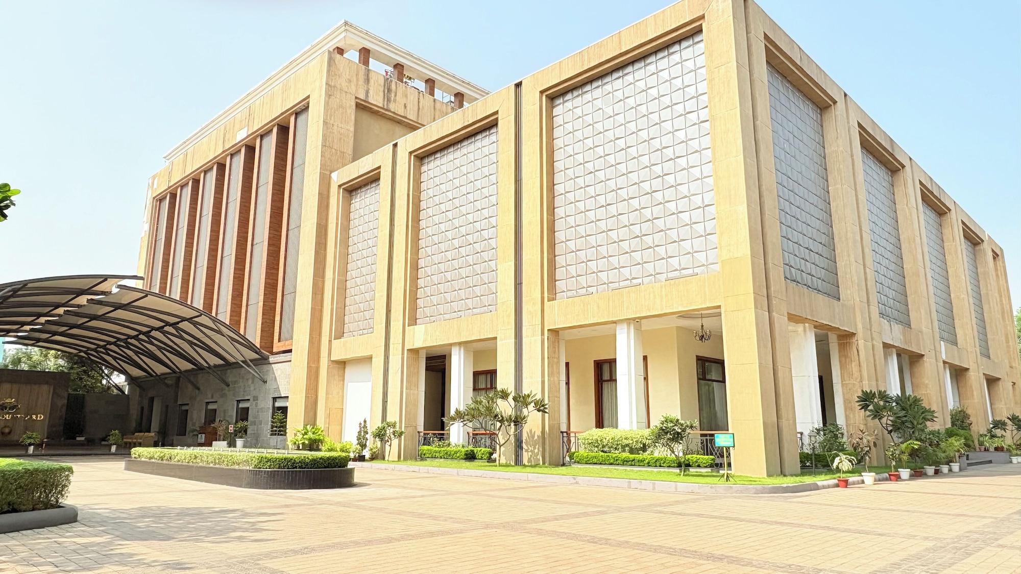 Varios Jajati Courtyard