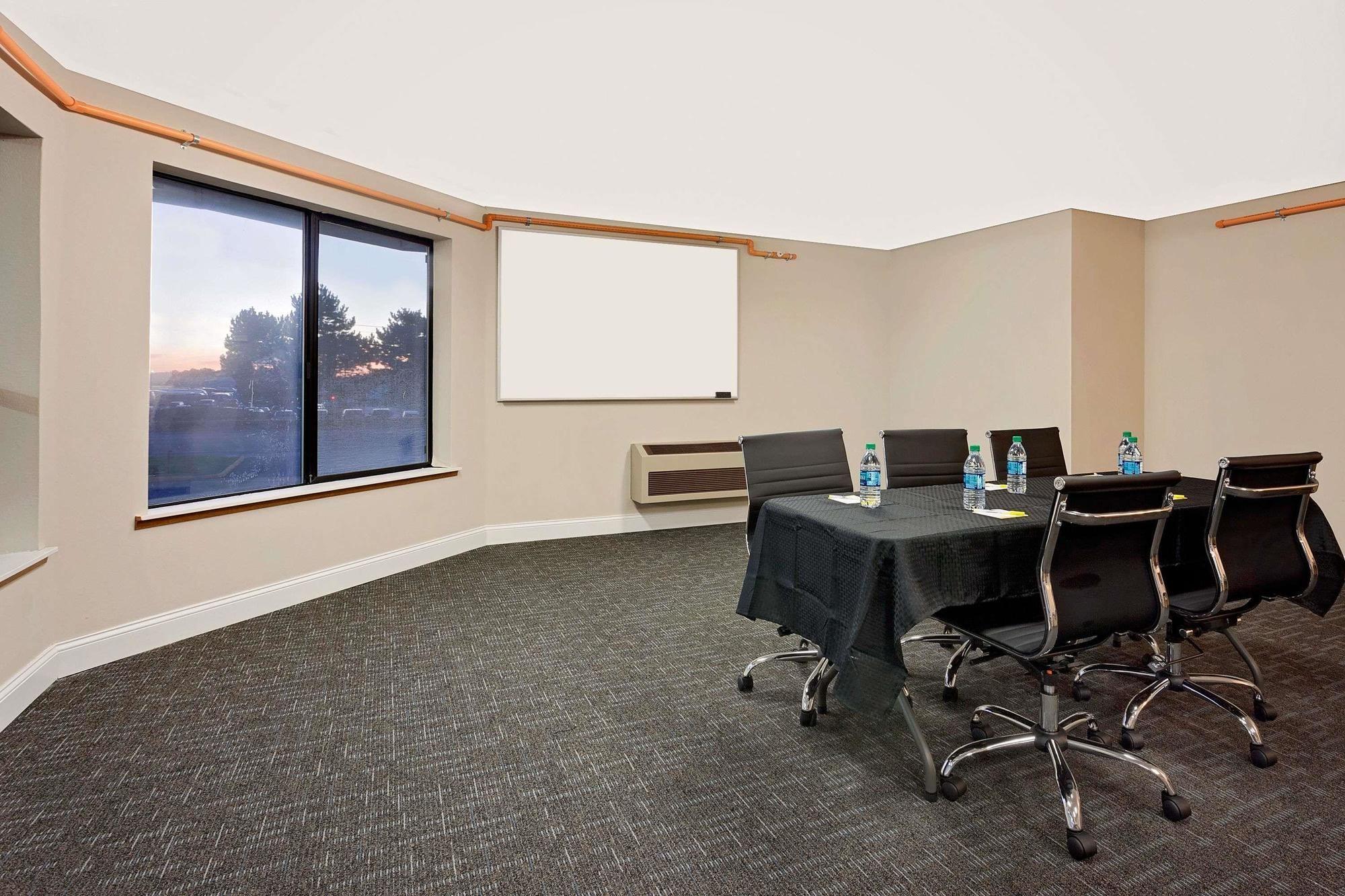 Sala de Reuniones Days Inn by Wyndham Lakewood South Tacoma