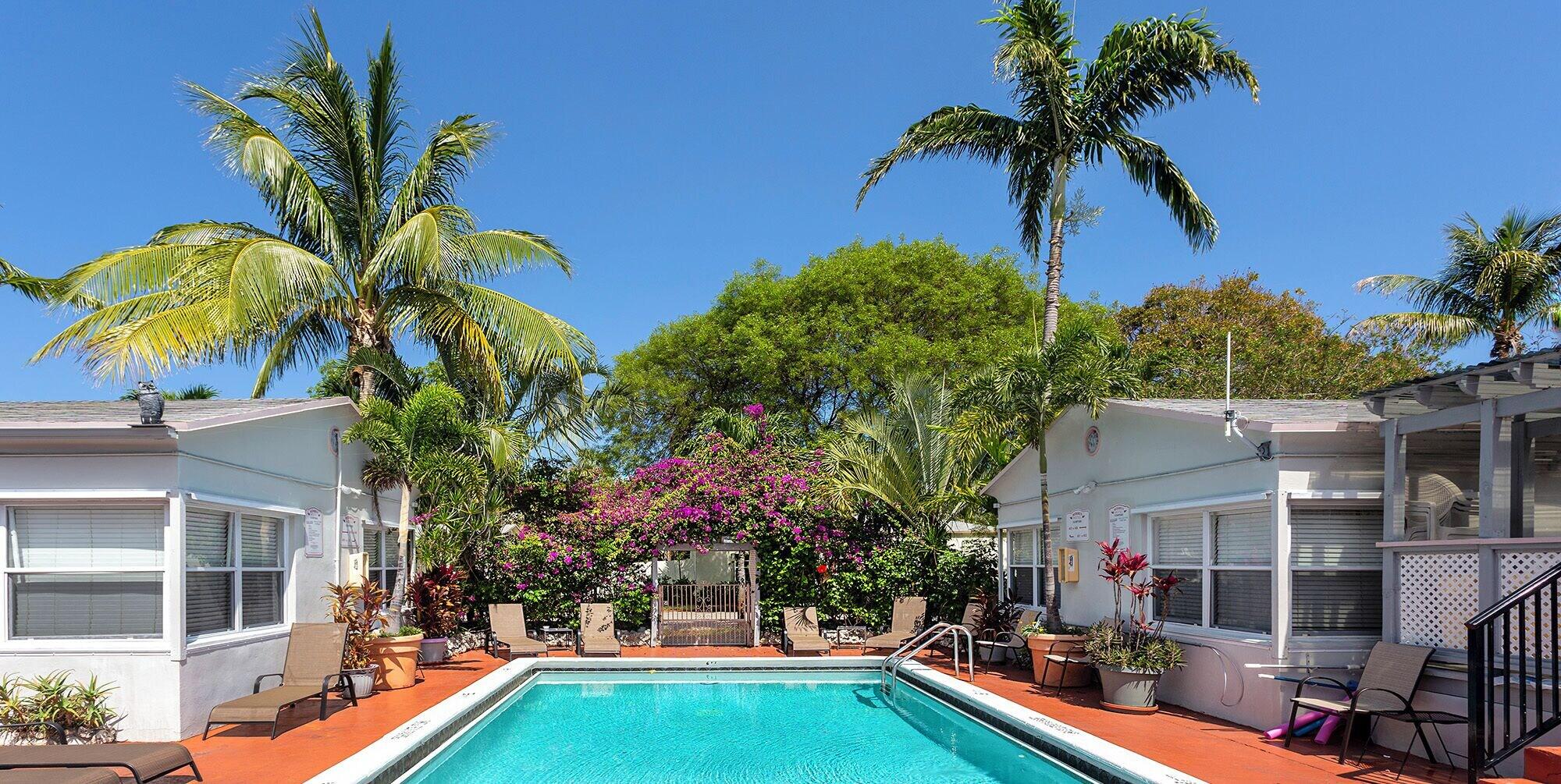 Varios Richards Motel Courtyard