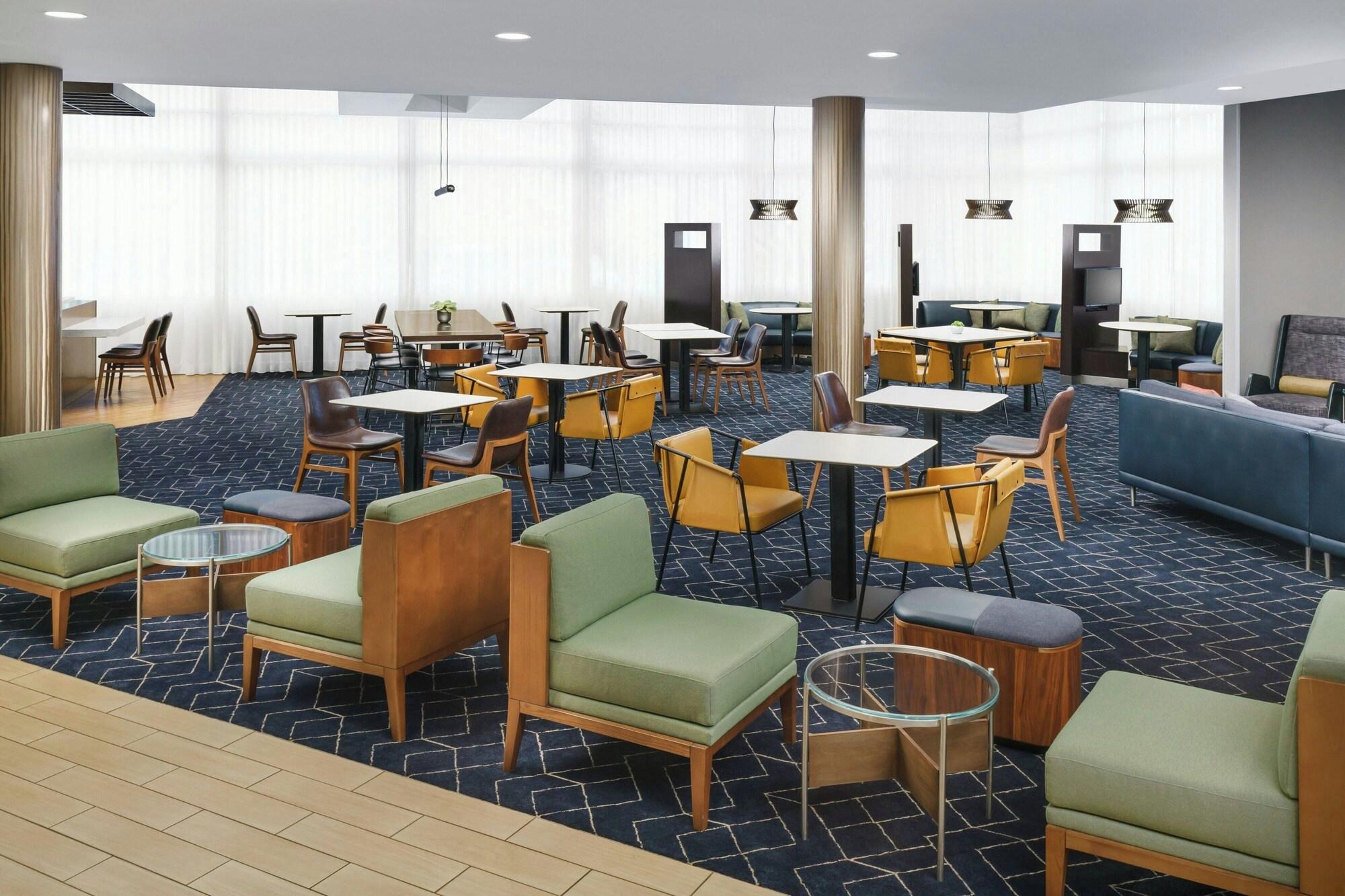 Vista Lobby Courtyard by Marriott Los Angeles Woodland Hills