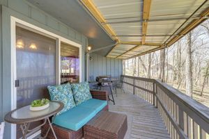 Alquiler Vacacional - Mountaintop Mars Hill Cabin w/ Wraparound Deck!