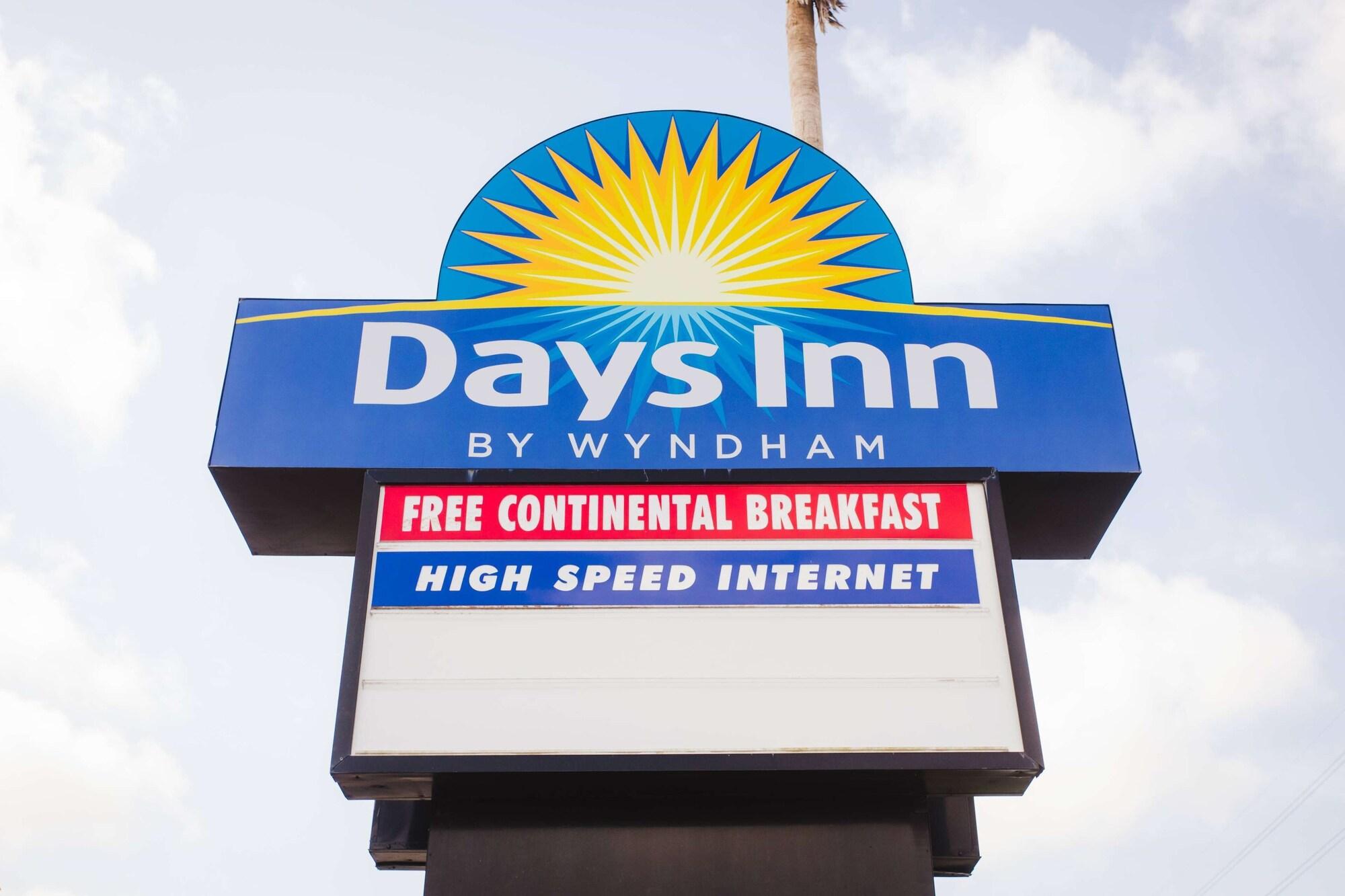 Vista Exterior Days Inn by Wyndham Rosenberg
