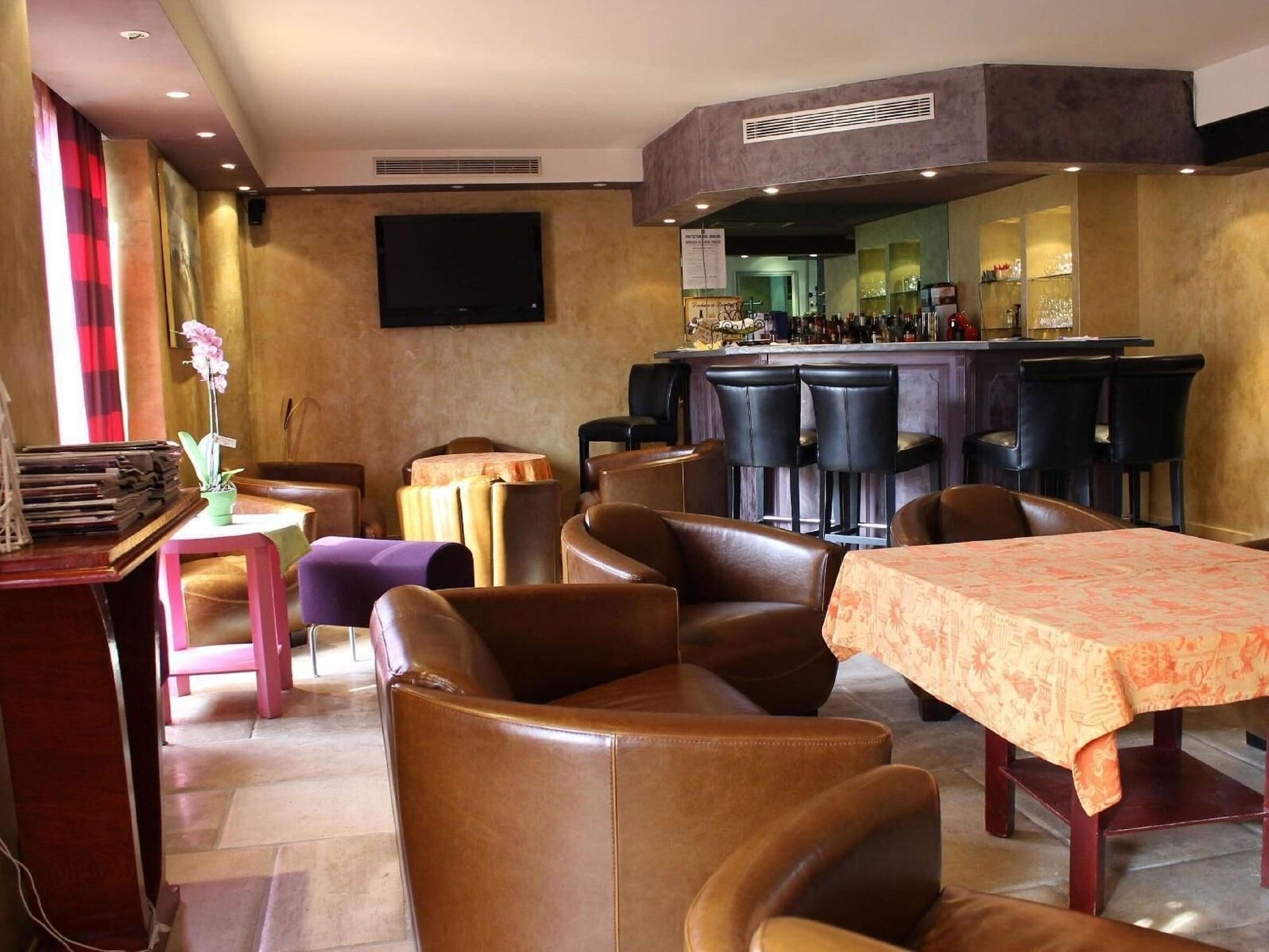 Bar/Salón Logis Hôtel Les Pages