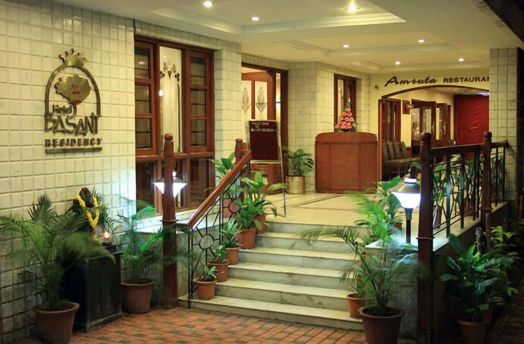 Vista Exterior Hotel Basant Residency