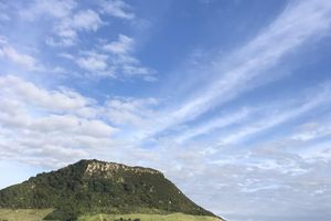 Alquiler Vacacional - A Cute beach batch by Mount Maungani surf beach.