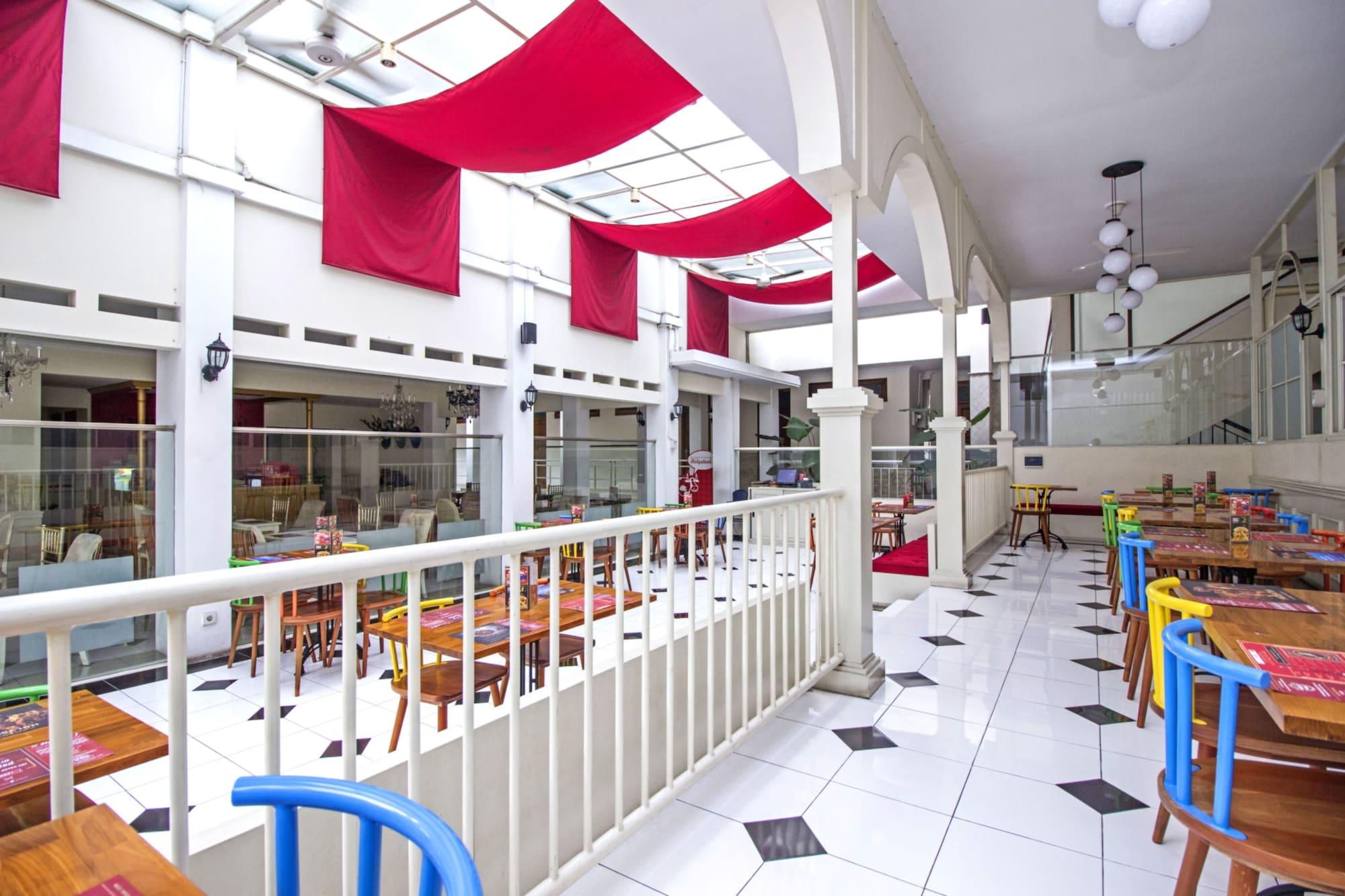 Restaurant Residences by RedDoorz near Rumah Mode