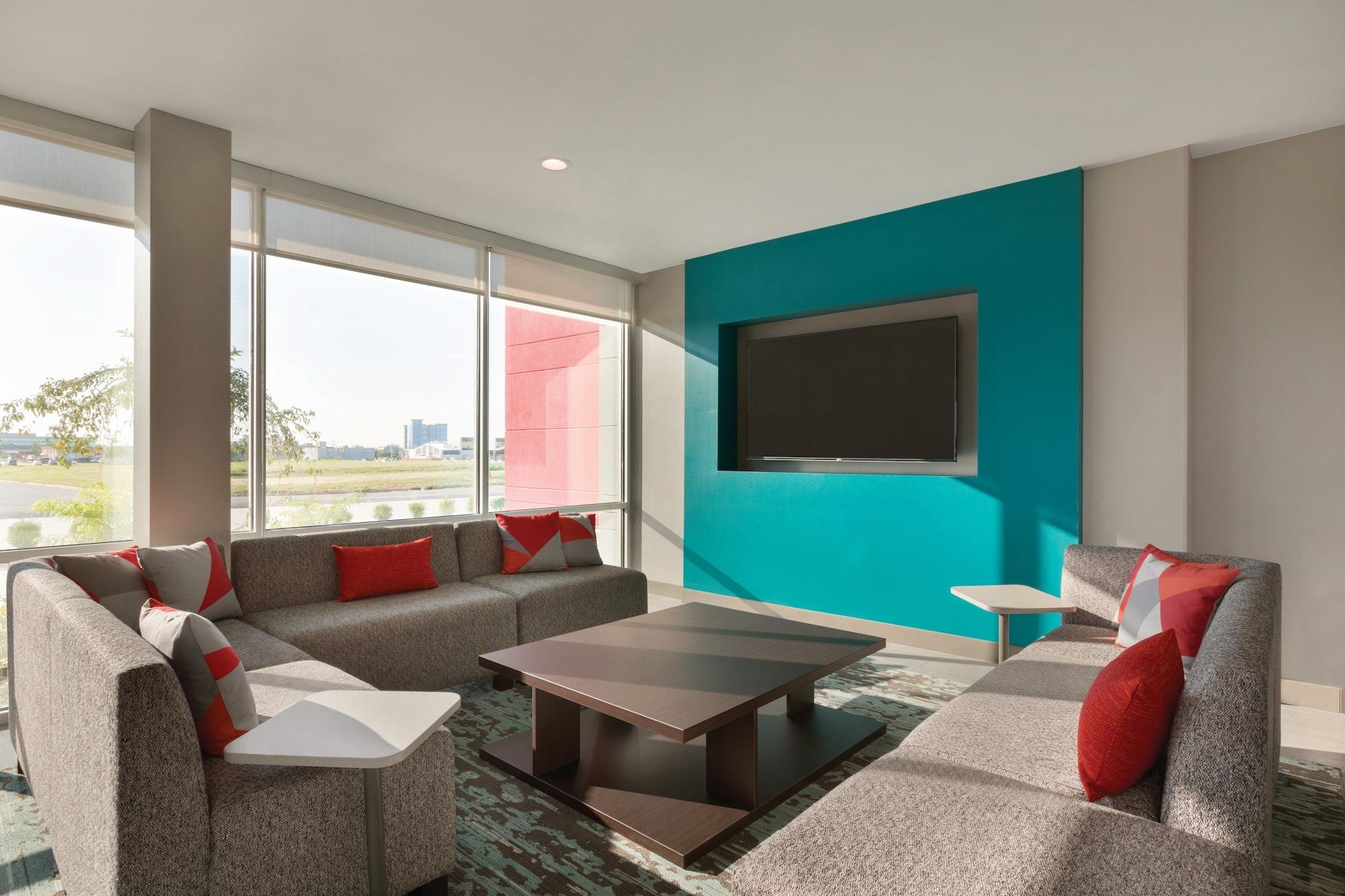 Vista Lobby avid hotel Tulsa South - Medical District by IHG