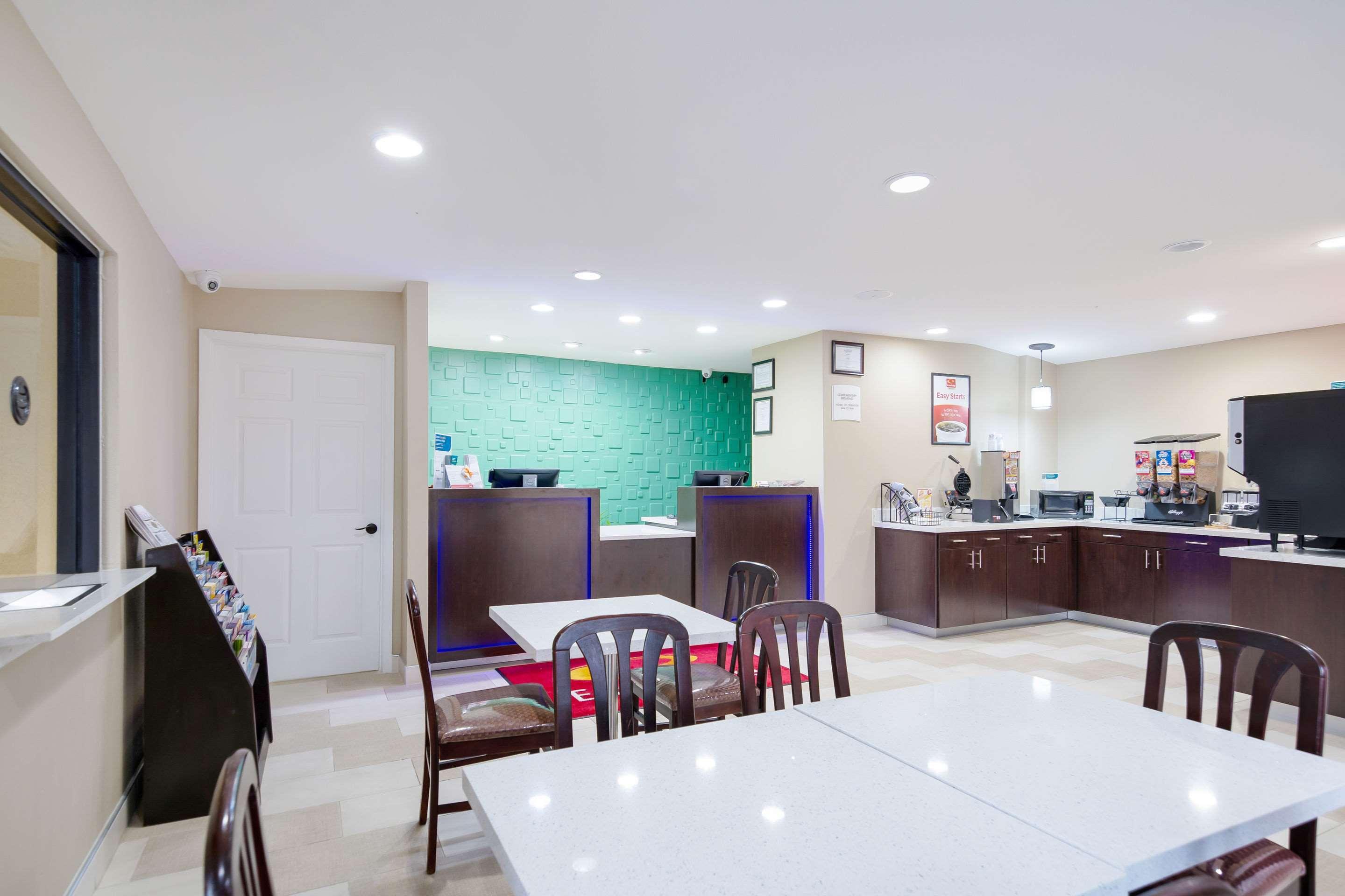 Restaurant Super 8 by Wyndham Palestine