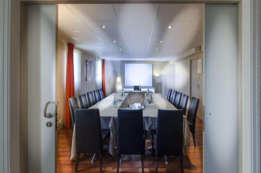 Centro de Negocios Brit' Hotel le Kerodet