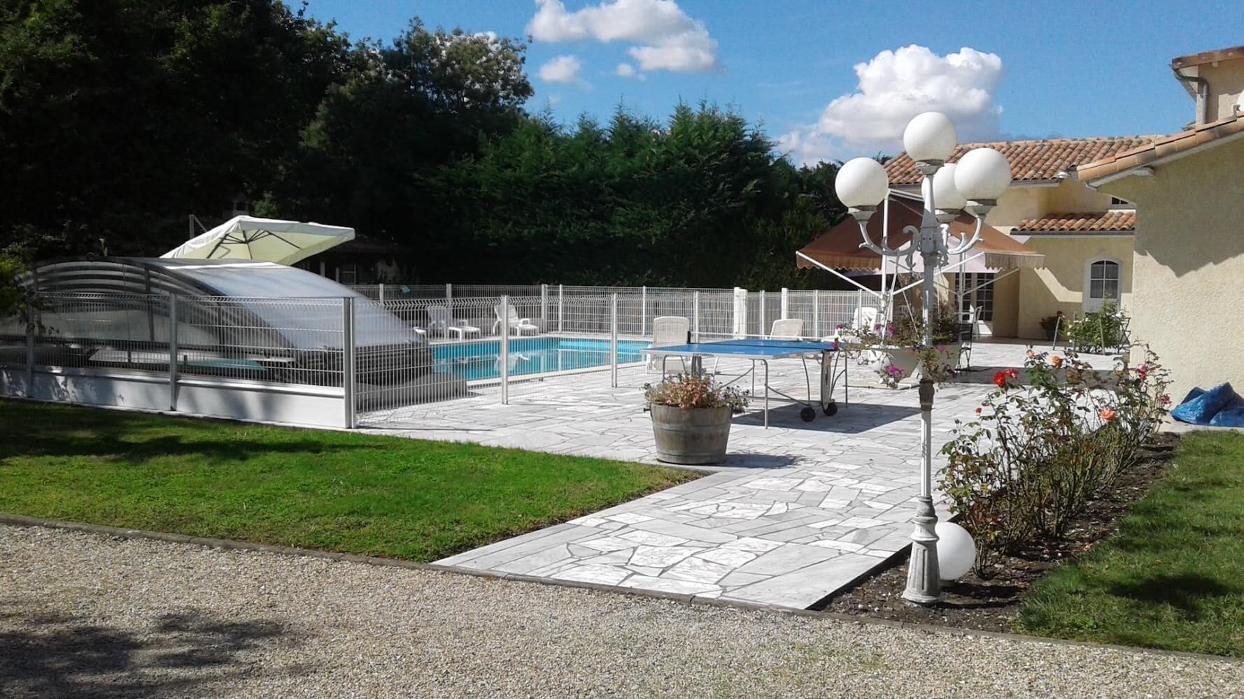 Vista Piscina Le Cabassou