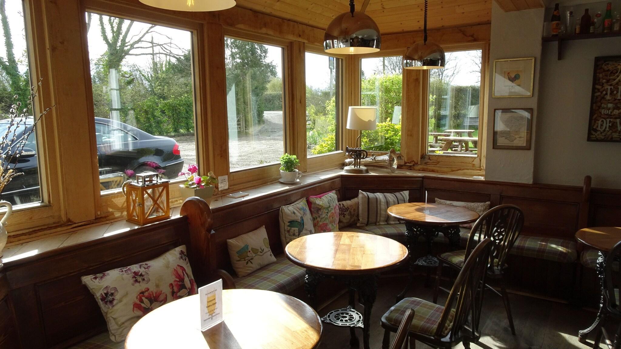 Bar/Salón The Furze Bush Inn