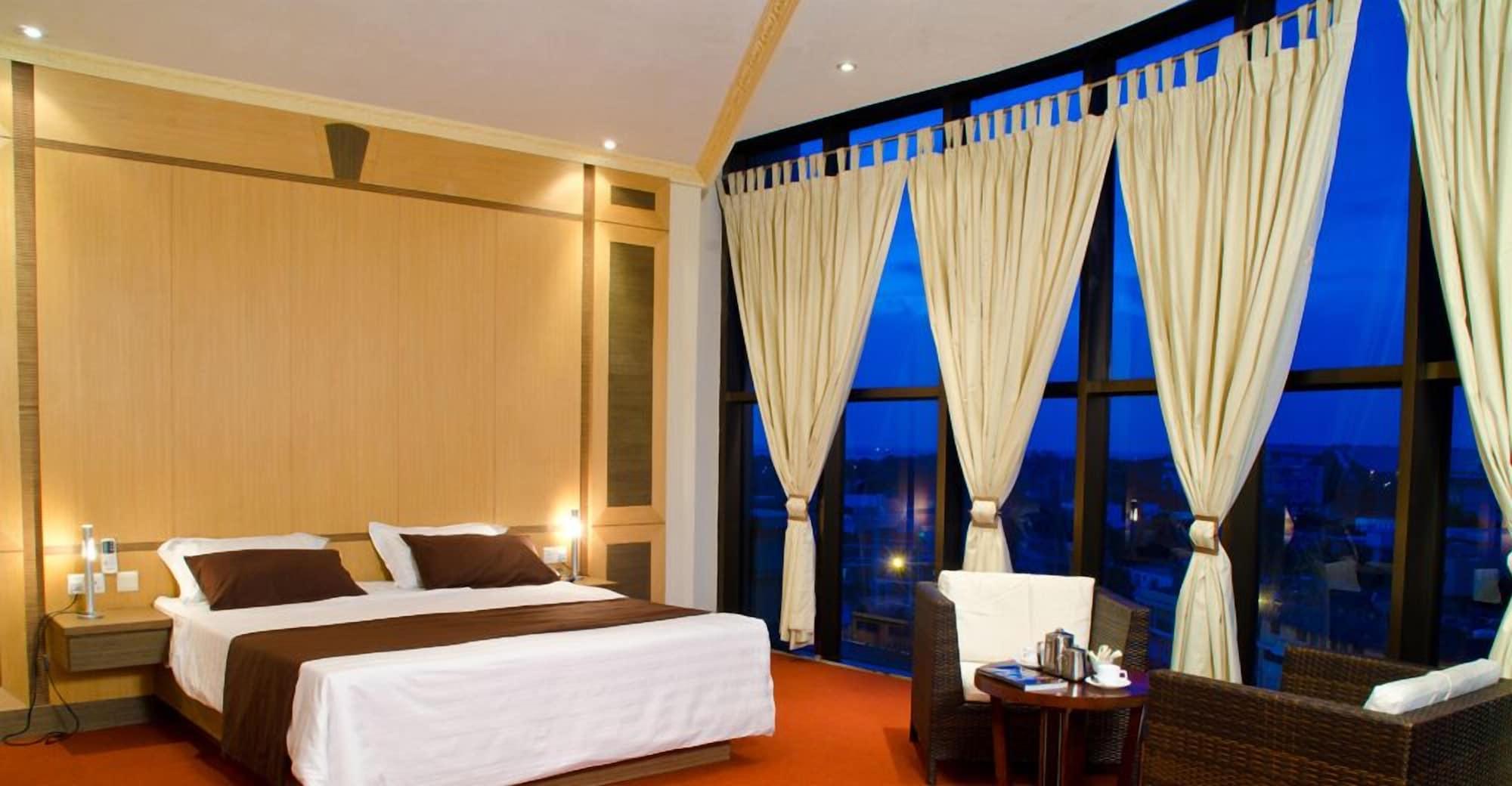 Varios Gold Leaf Hotel