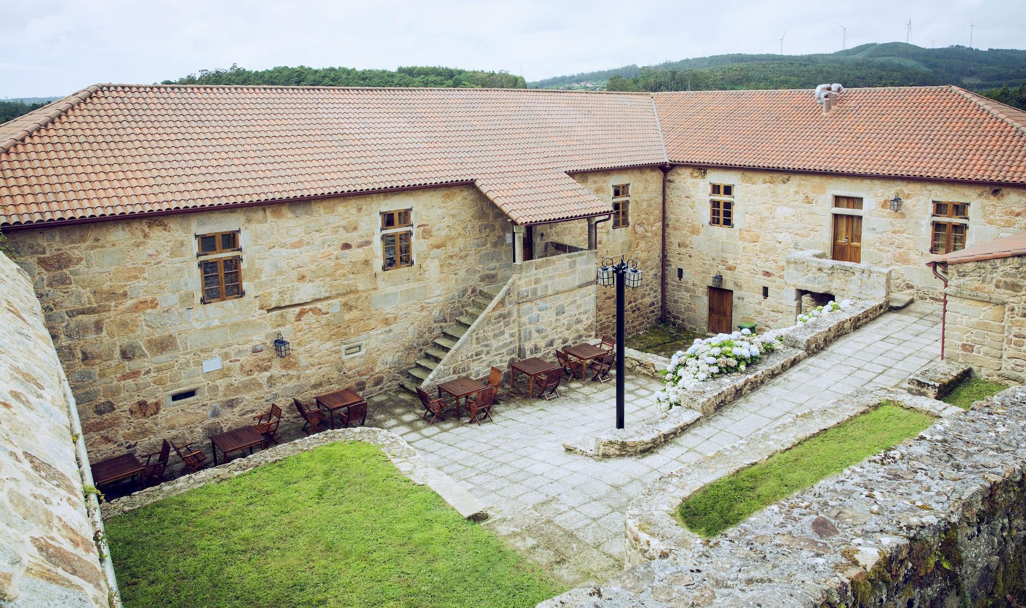 Vista Exterior Monasterio y Pensión de Moraime