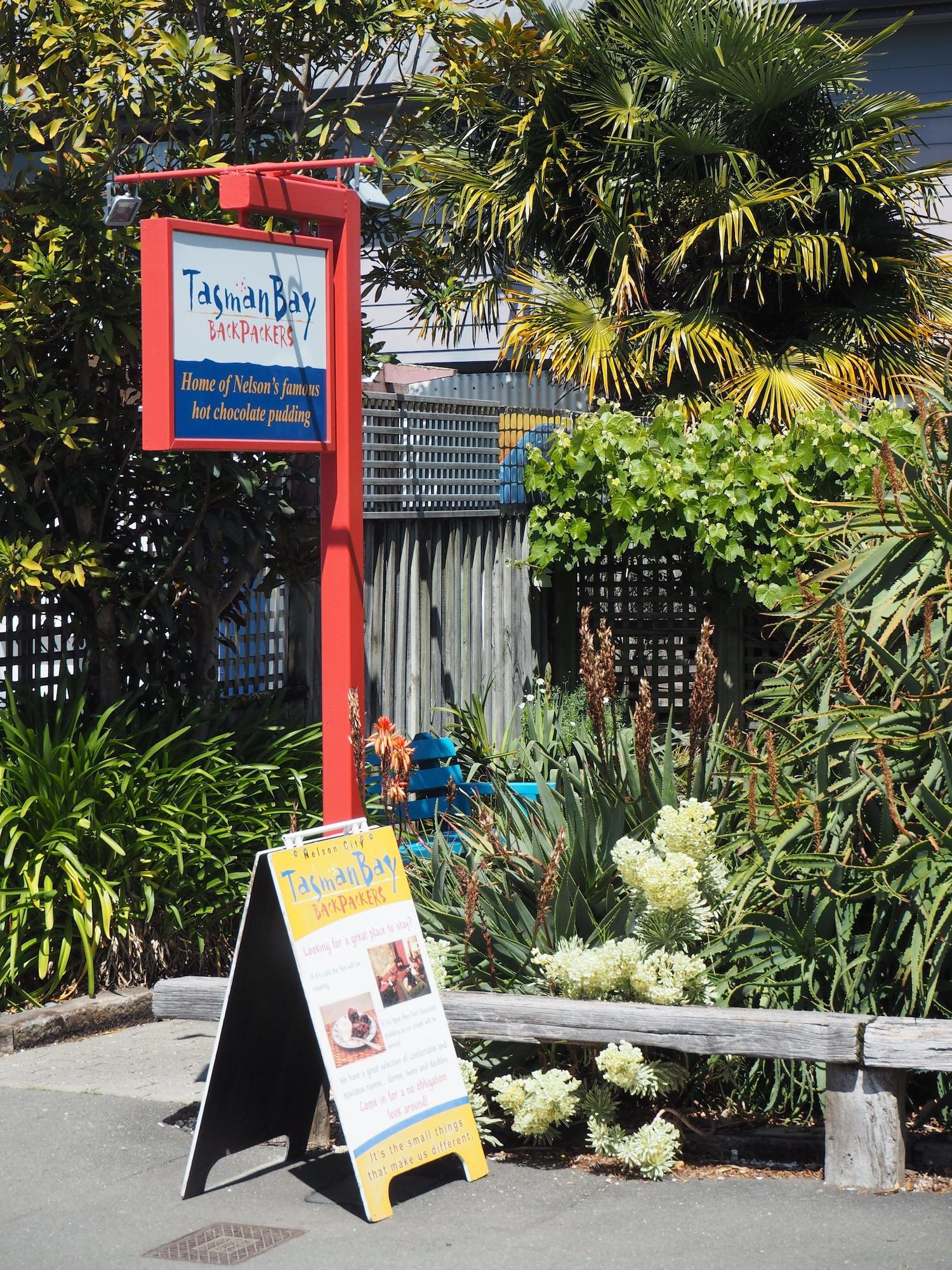 Vista Exterior Tasman Bay Backpackers