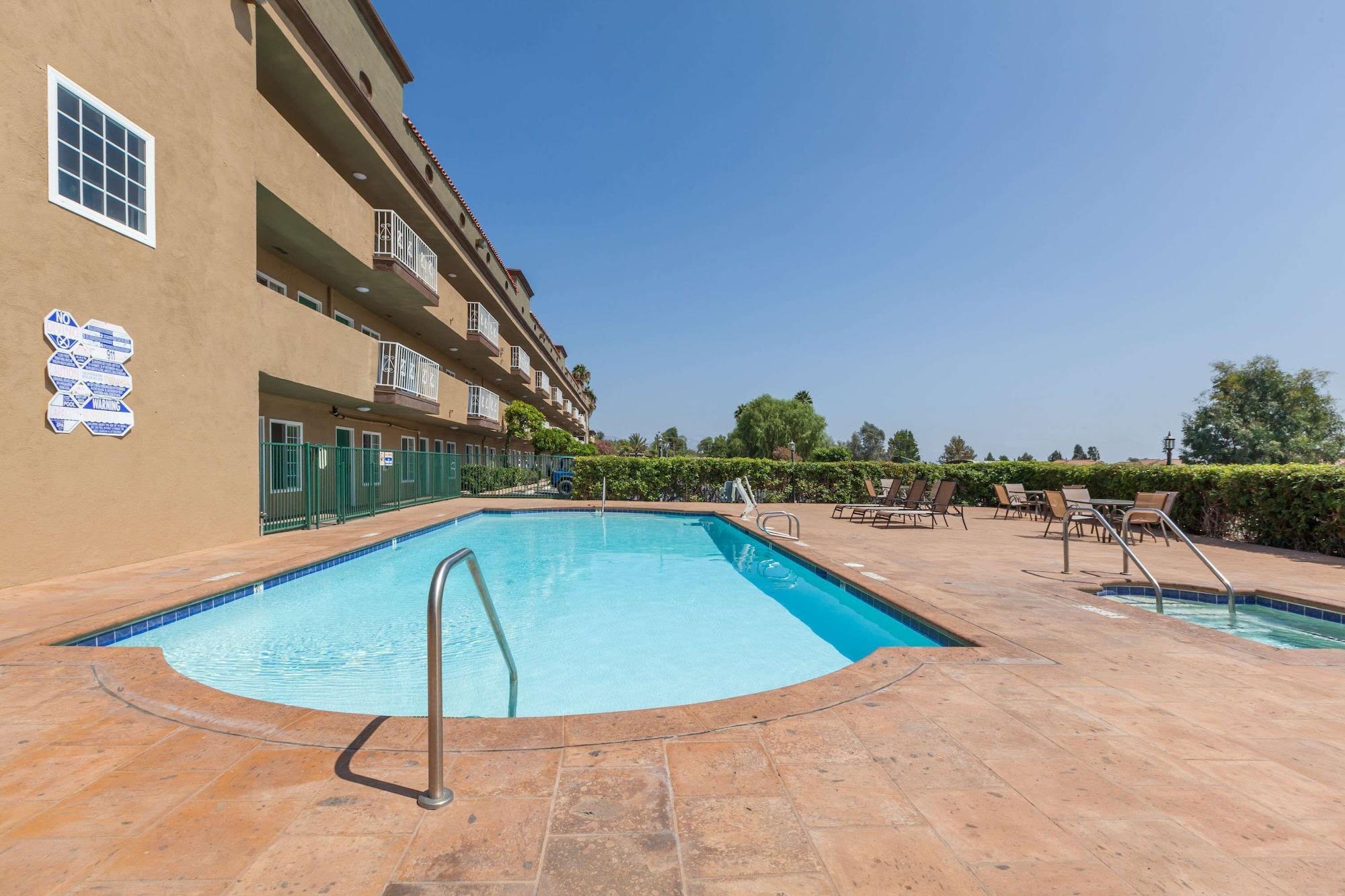Vista Piscina Travelodge by Wyndham Sylmar CA