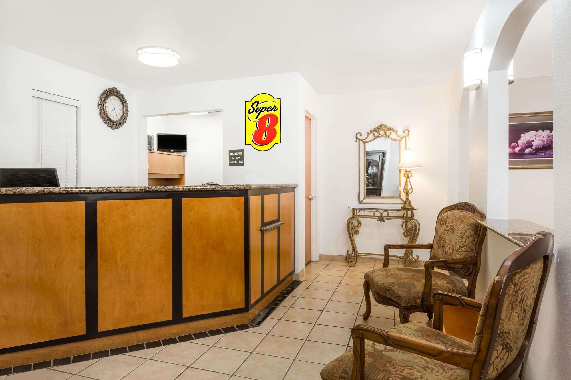 Varios Super 8 by Wyndham Cloverdale Wine Country