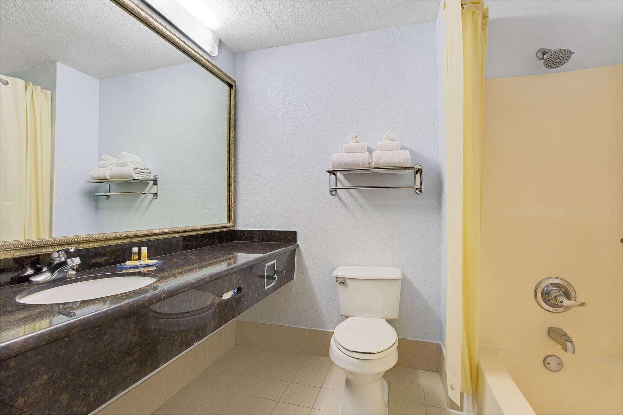 Equipamiento de Habitación Days Inn by Wyndham Dallas Garland West