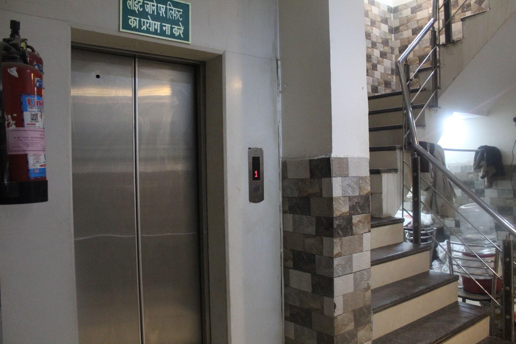 Vista Exterior Snow white DX at New Delhi Railway Stn