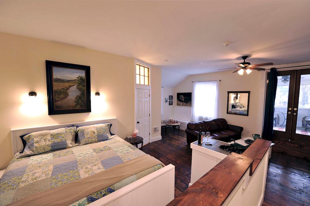 Varios Hall House Hotel
