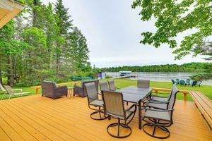 Alquiler Vacacional - Charming Clam Lake Cottage w/ Dock & Deck!