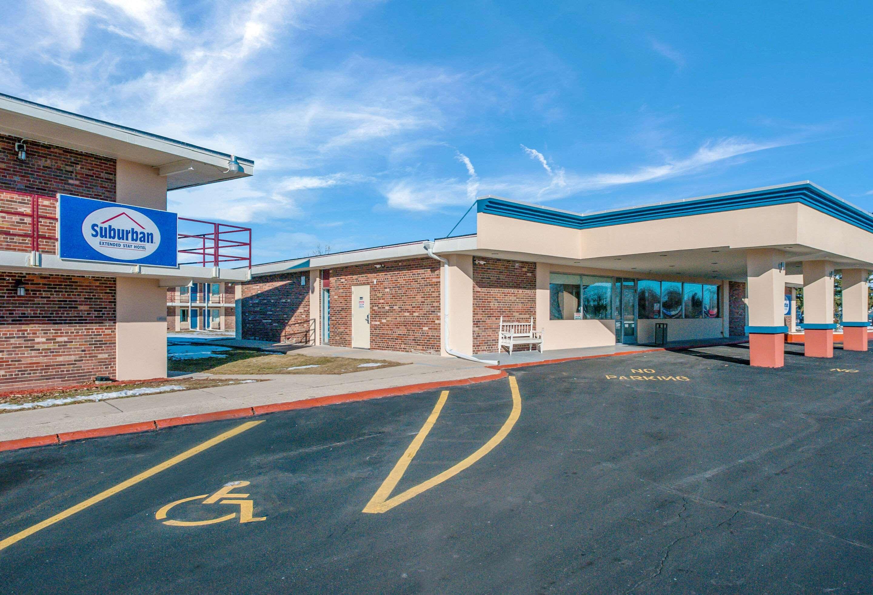 Vista Exterior Suburban Studios Neenah-Appleton