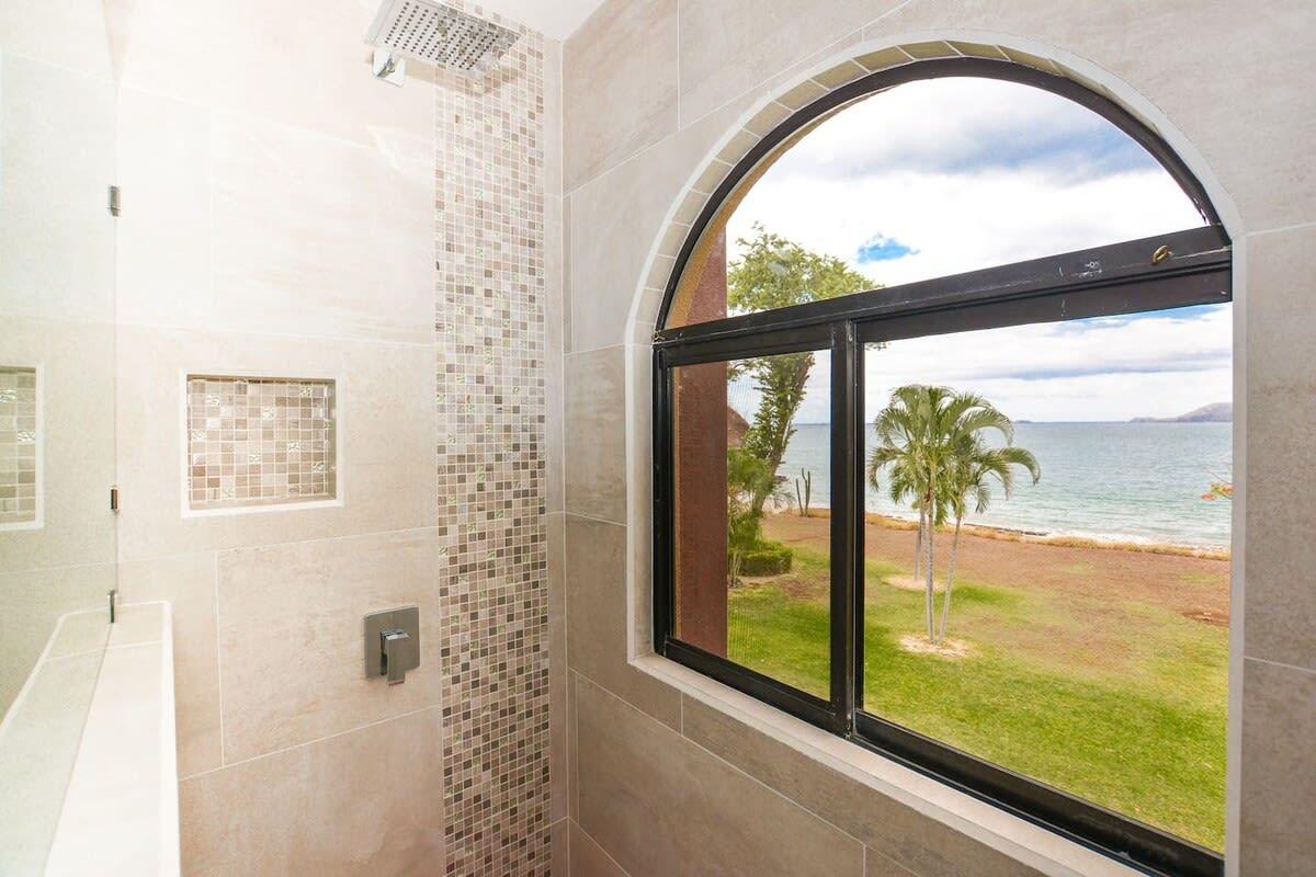 Baño Spectacular - spacious unit in Flamingo in front of the beach
