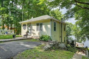 Alquiler Vacacional - Charming Danbury Cottage w/ Lake Kenosia Access!
