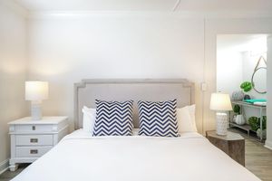 Paquete - Boca Waterfront • Walk to Beach • Pool & Hot Tub • Gym • Parking