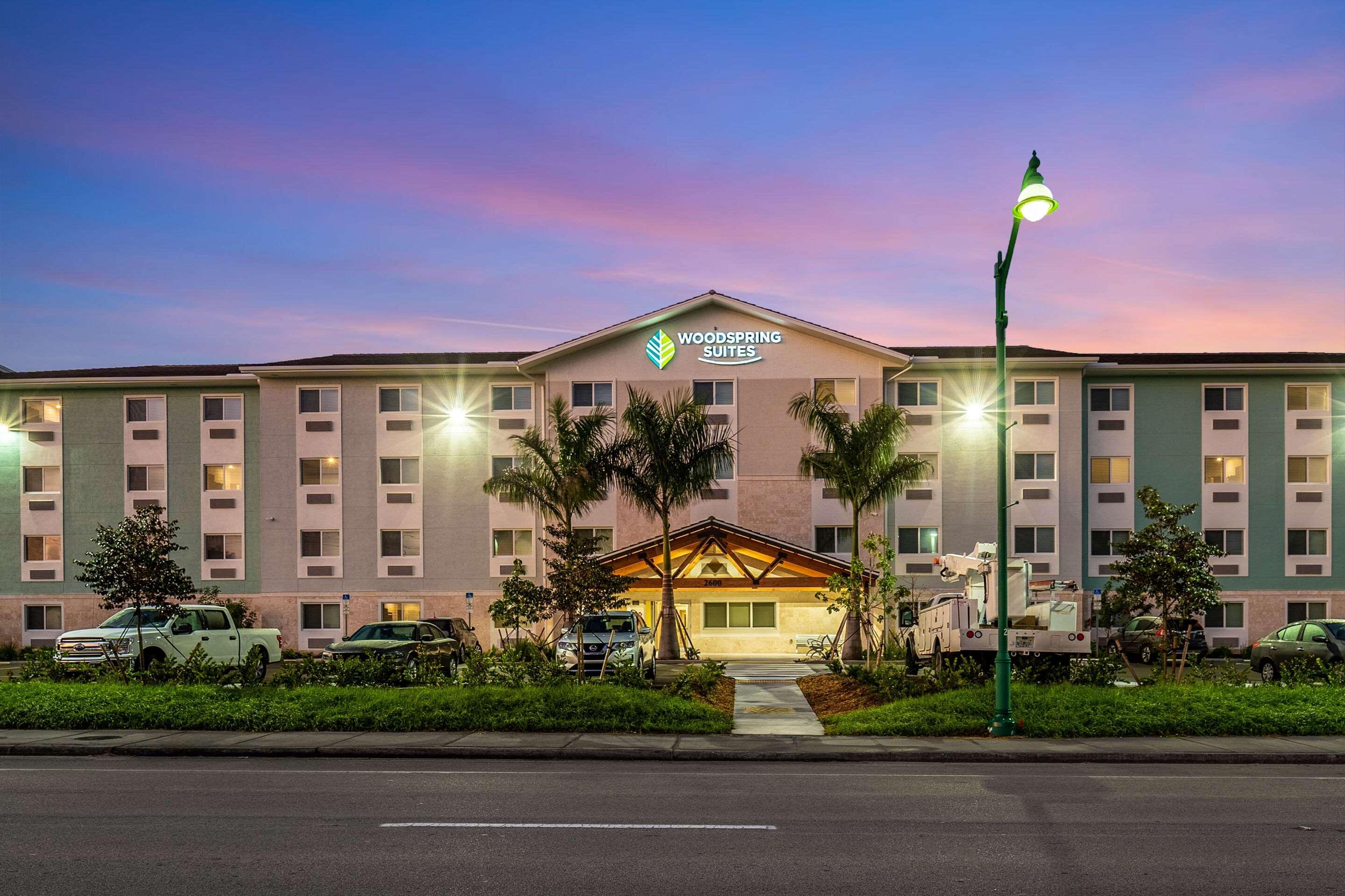 Vista Exterior WoodSpring Suites Naples West