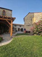 Alquiler Vacacional - Luxury apartment in a renovated Chateau with a view of the Pyrenees.