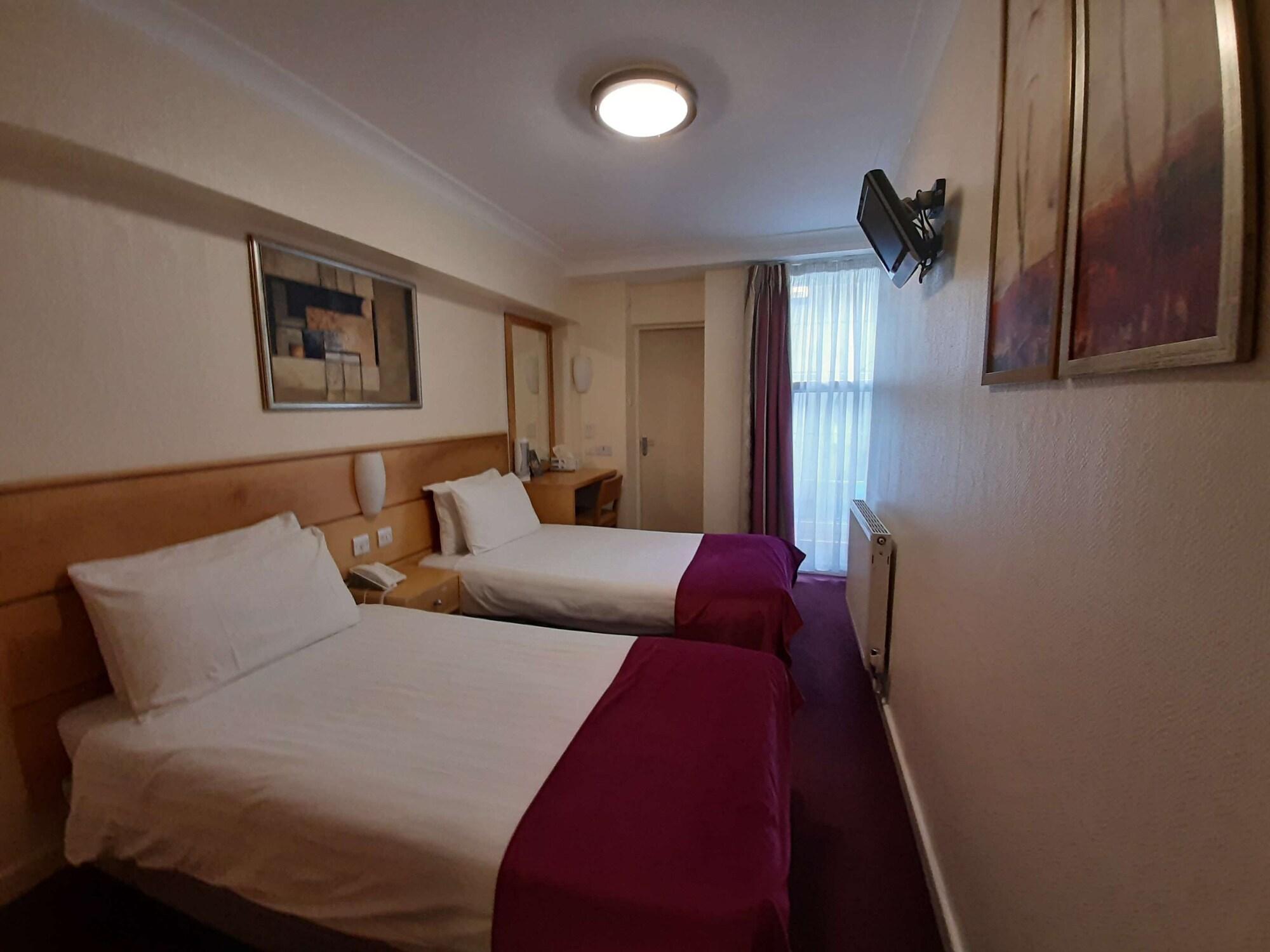 Varios Americana Hotel