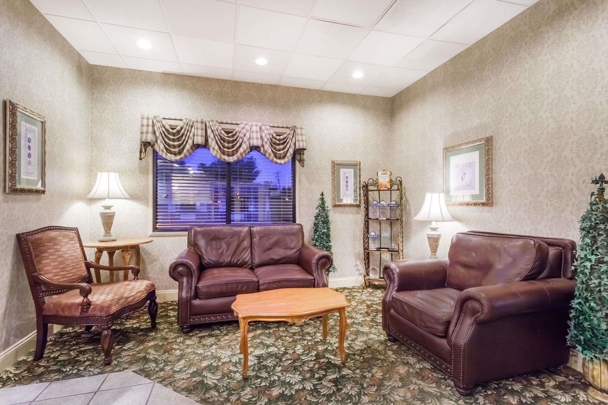 Vista Lobby Days Inn by Wyndham Dover Downtown